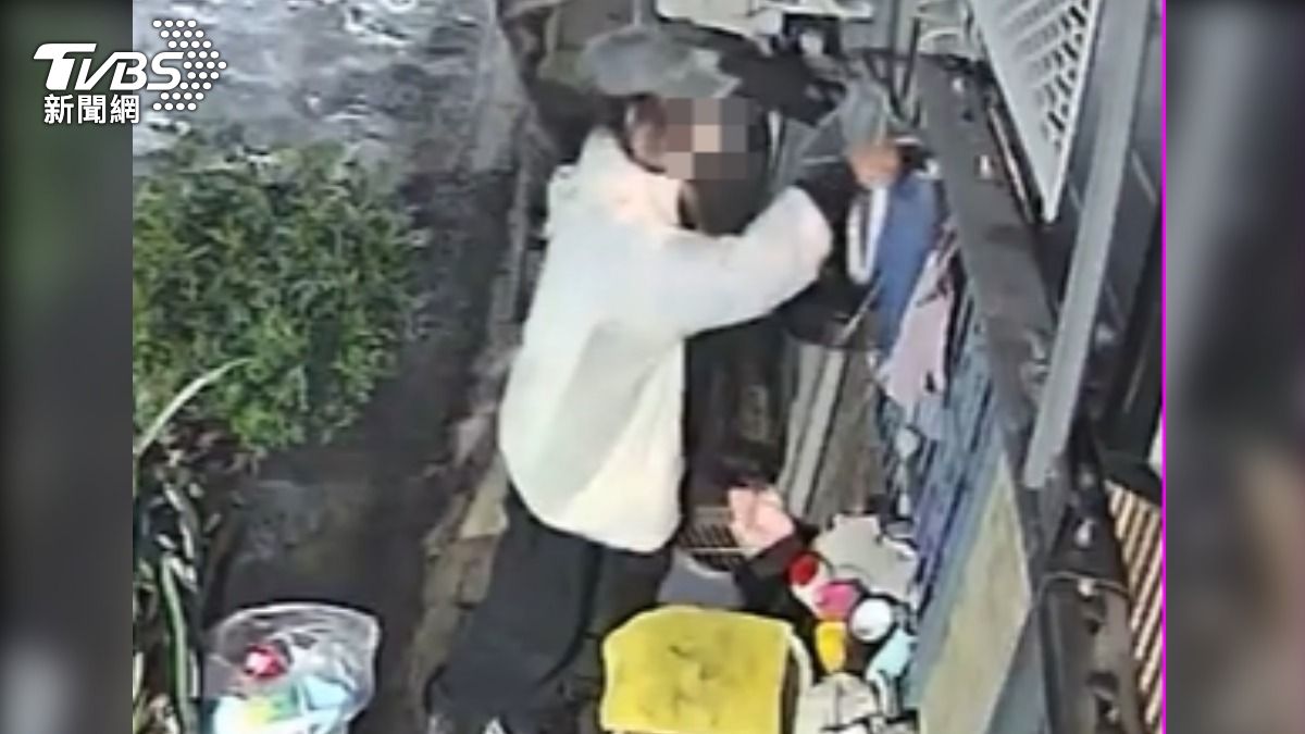 疑趁居民熟睡,控陌生女闖暗巷竊公寓。(圖/TVBS)
