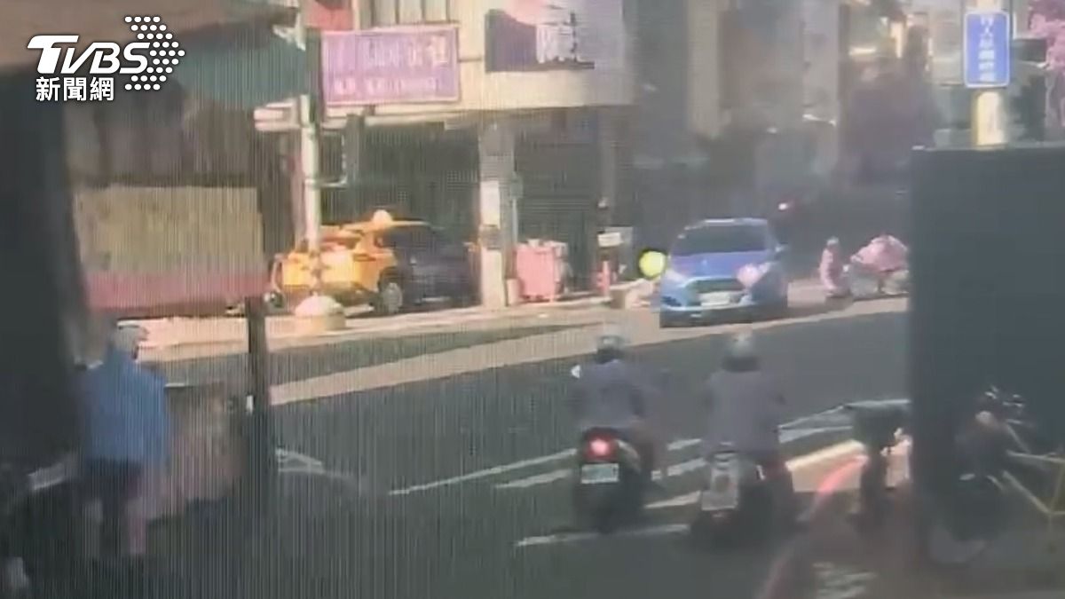 一輛小客車衝撞一群正在停等紅燈的機車，造成五人受傷，而75歲的陳姓駕駛，受到驚嚇。（圖／TVBS）