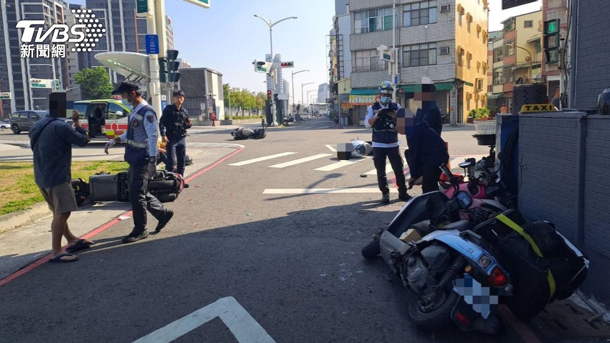 這起車禍現場畫面相當驚人，小客車突然向前衝撞，將第一排的機車撞飛，有些機車被往兩邊推擠，有些則被追撞後噴飛數公尺遠。（圖／TVBS）