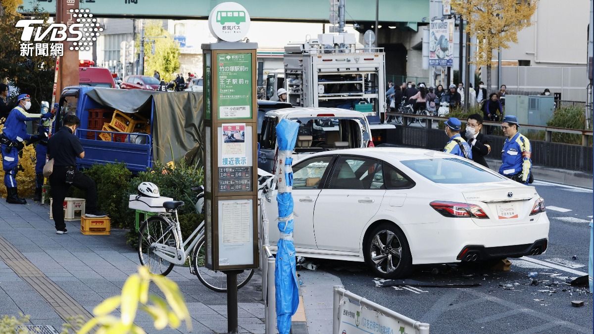 日本東京足立區梅島24日中午發生嚴重車禍釀成傷王，調查人員趕緊抵達現場進行勘查。（圖／達志影像美聯社）