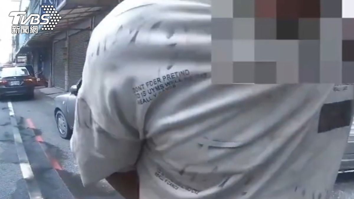 男子與母親吵架，氣憤拿香蕉水、不明液體點火，燒母親車輛。（圖／TVBS）