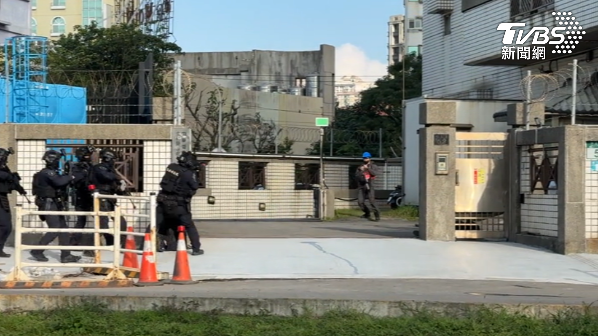 軍訓後首次亮相,保二特勤隊執行淡水海纜站防護操演。(圖/TVBS)
