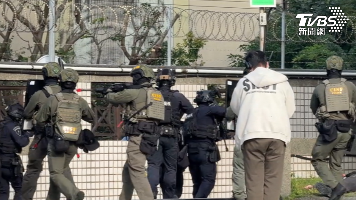 保二特勤在新北、桃園同時操演,警政高層透過直播緊盯視察。(圖/TVBS)