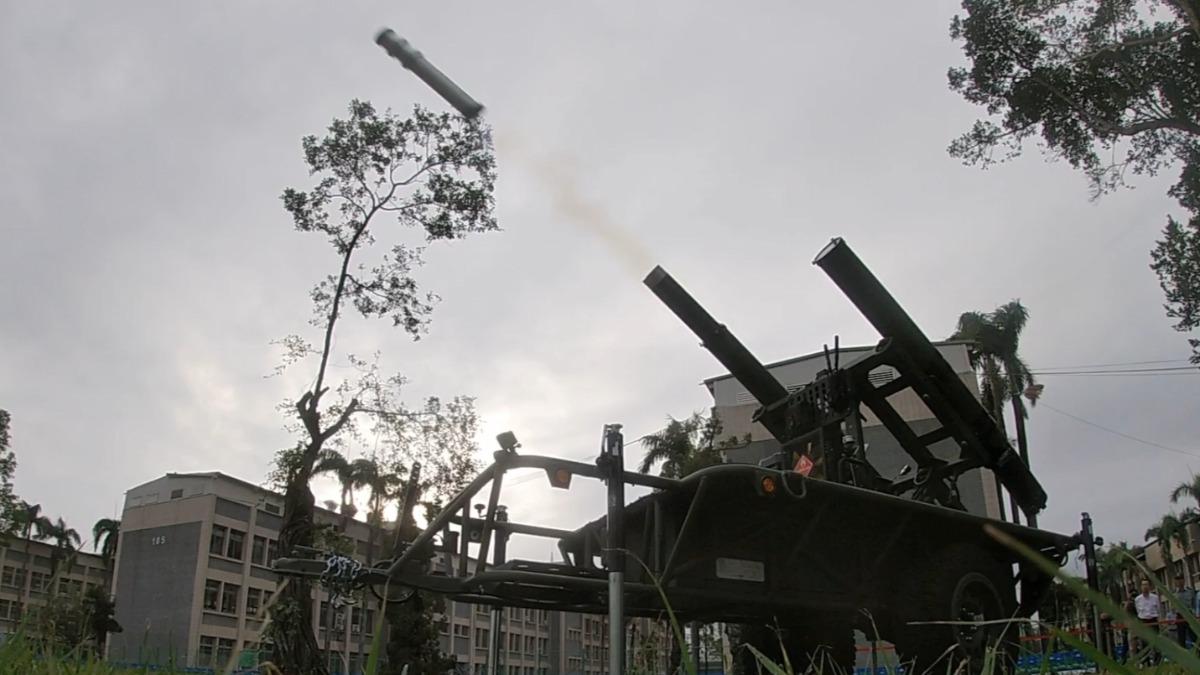 11月中旬,陸軍無人機訓練中心,對國防部長顧立雄等軍方高層,展示了Altius-600M無人機的訓練金屬彈射擊演練。(圖/軍聞社)