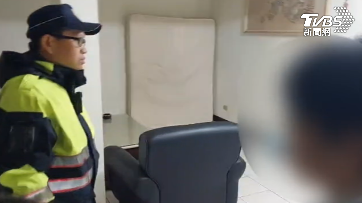 遭欠租金4個月又失聯,員警陪同屋主進屋察看,驚見女房客陳屍屋內。 (圖/TVBS)