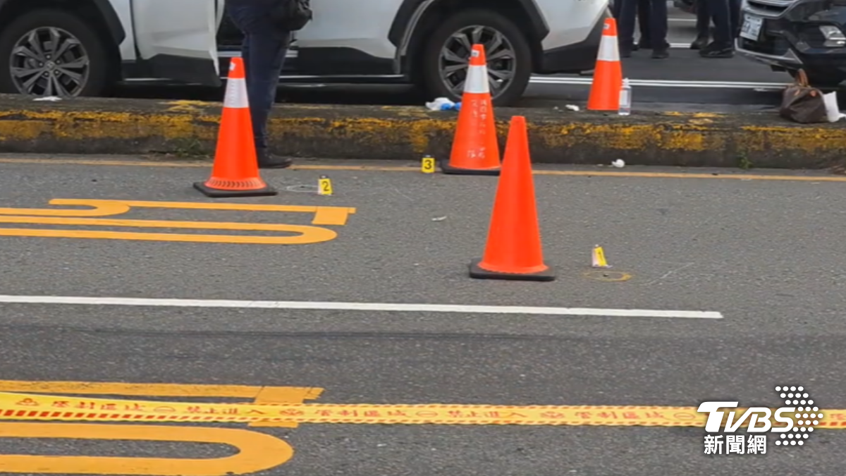 桃園上演警匪追逐,警方甚至開了8槍,地上留下不少彈殼。(圖/TVBS)