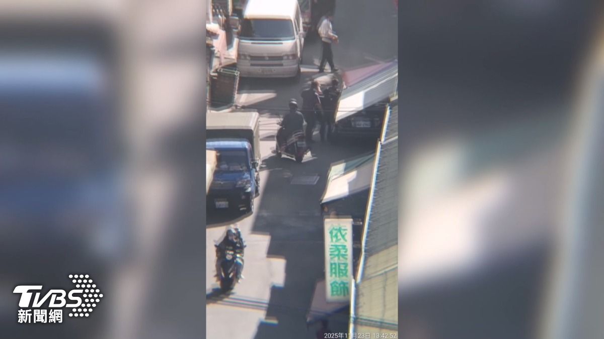 台中驚傳隨機暴力？西屯菜市場酒瓶男疑攔車遭逮。(圖／TVBS) 