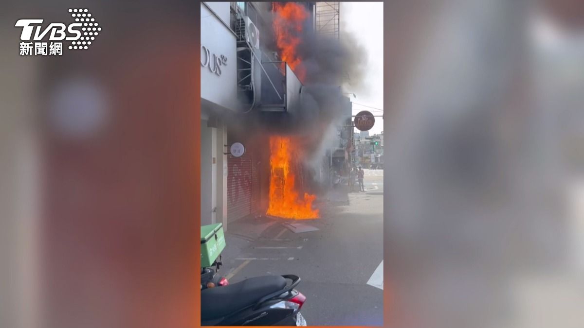 逢甲商圈招牌突倒塌！差點砸中消防員　碩二生受困倉皇逃命。(圖／TVBS) 