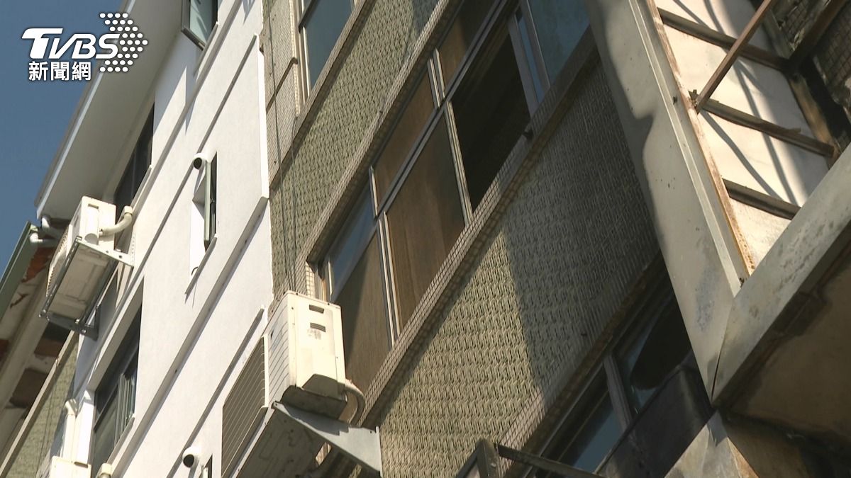 逢甲商圈起火燒3間街邊店　碩二生驚醒逃生。(圖／TVBS) 