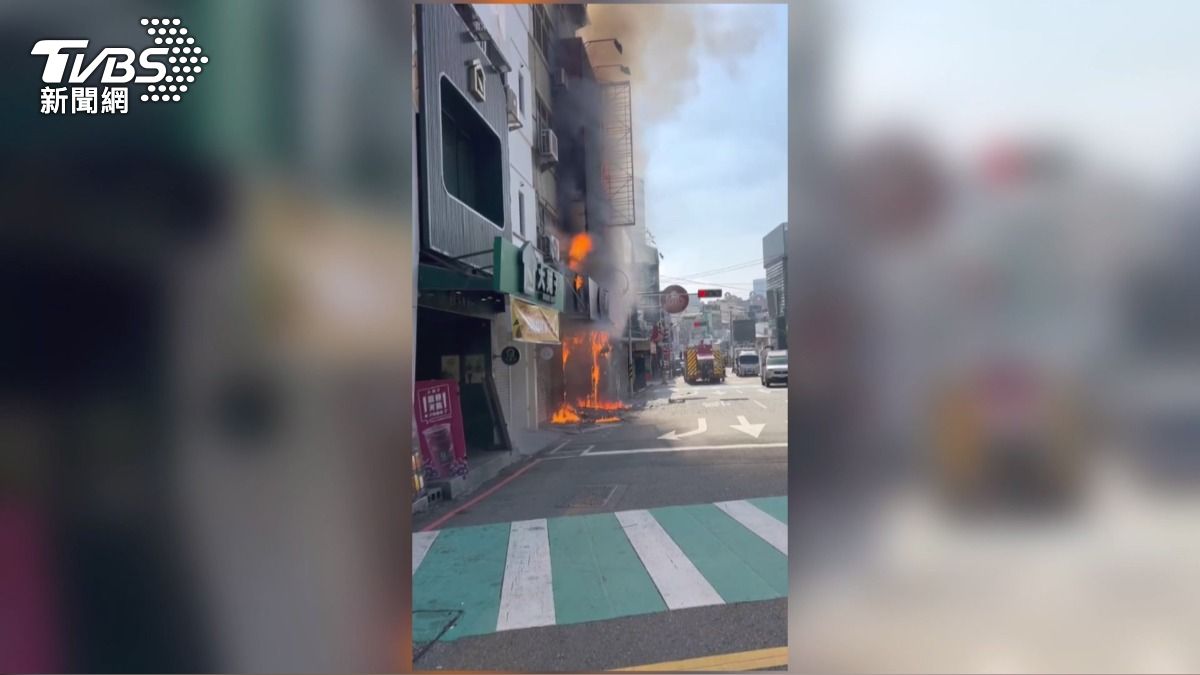 逢甲商圈起火燒3間街邊店　碩二生驚醒逃生。(圖／TVBS) 