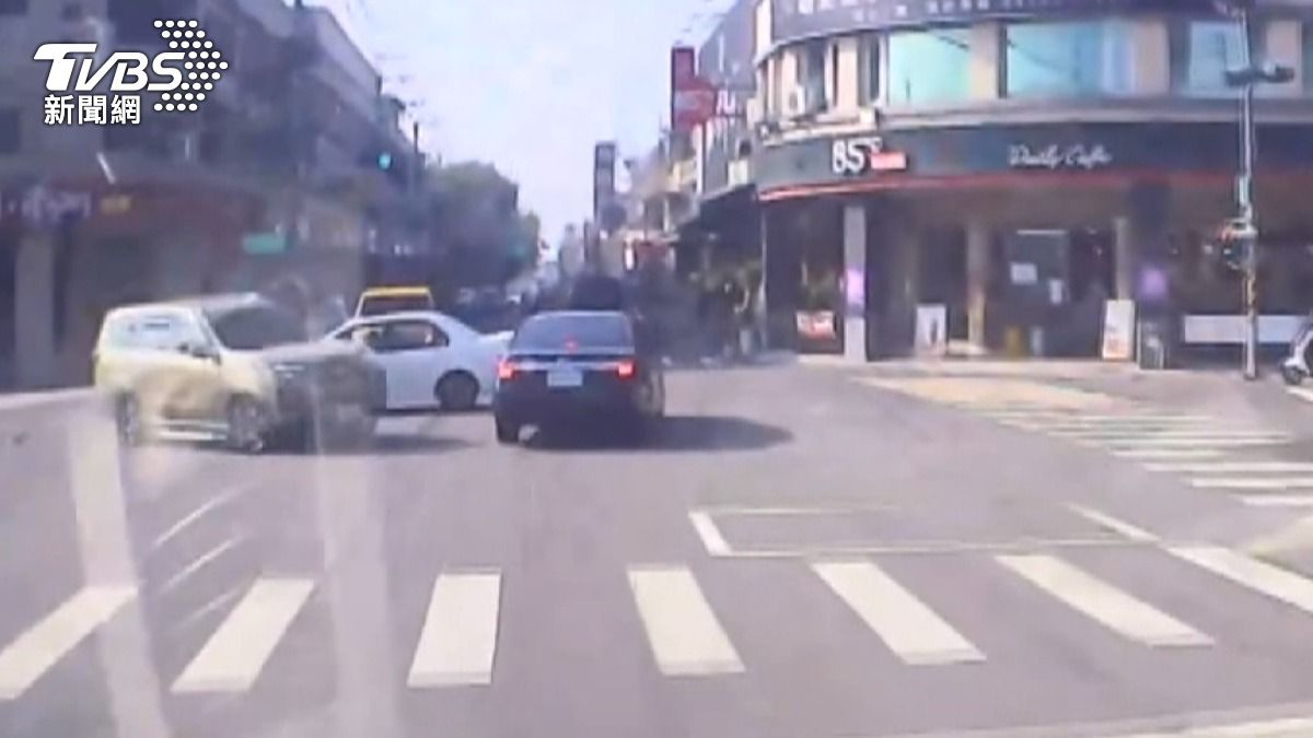 左轉失控撞5車1機車！台南環保回收車疑車速過快釀禍　台電變電箱也遭殃。(圖／TVBS)