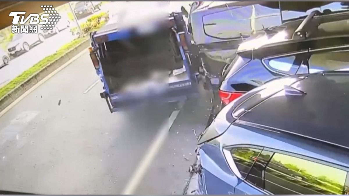 回收車左轉失控　撞毀騎樓整排車。(圖／TVBS)