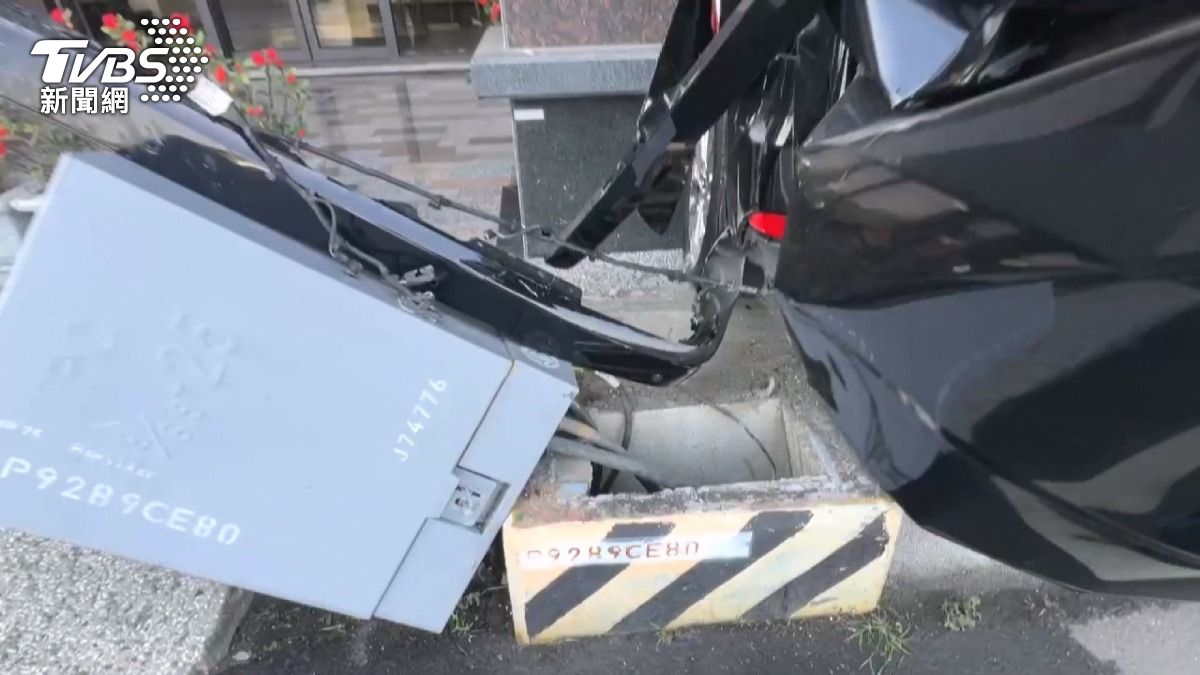 回收車左轉失控　撞毀騎樓整排車。(圖／TVBS)