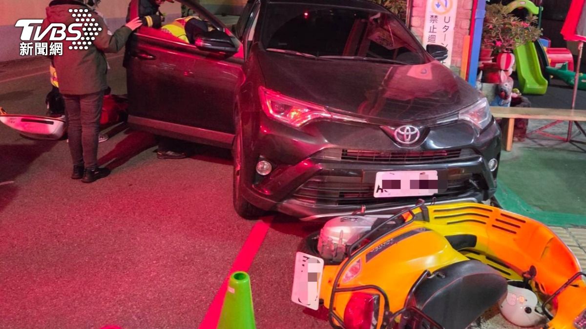 車輛撞進該間幼稚園，並撞到站在門口，同樣準備接小孩的陳女。（圖／TVBS）