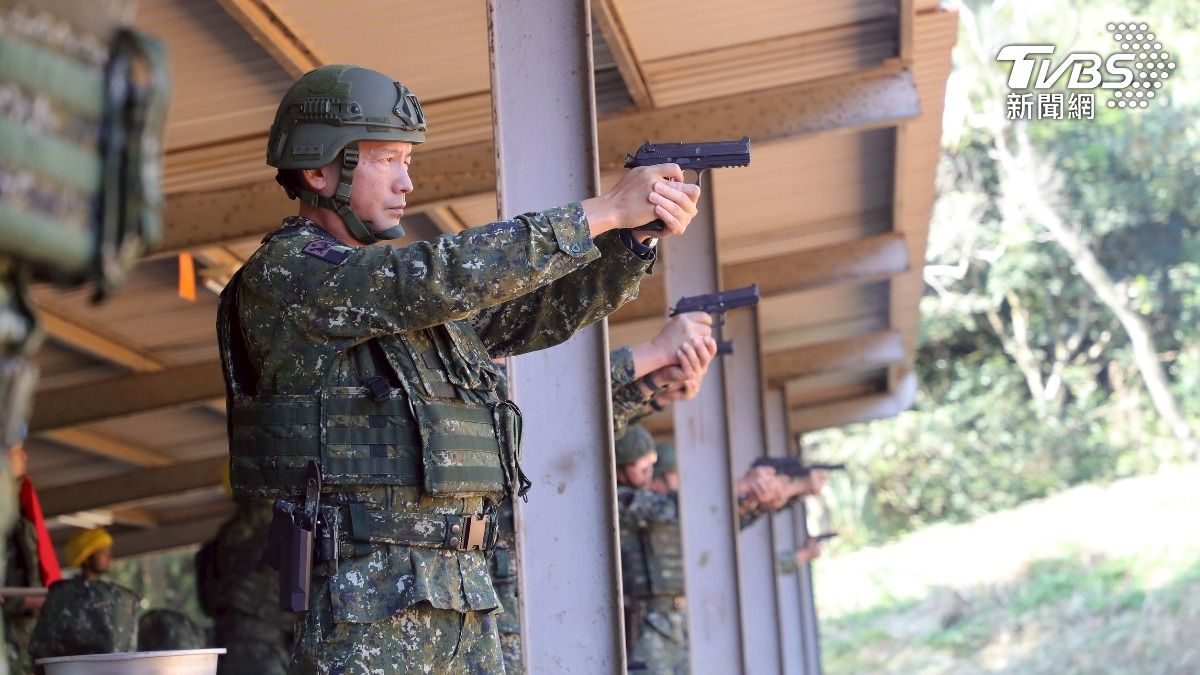 「將官盃」體能戰技賽登場,實施手槍射擊競賽。(圖/陸軍提供)