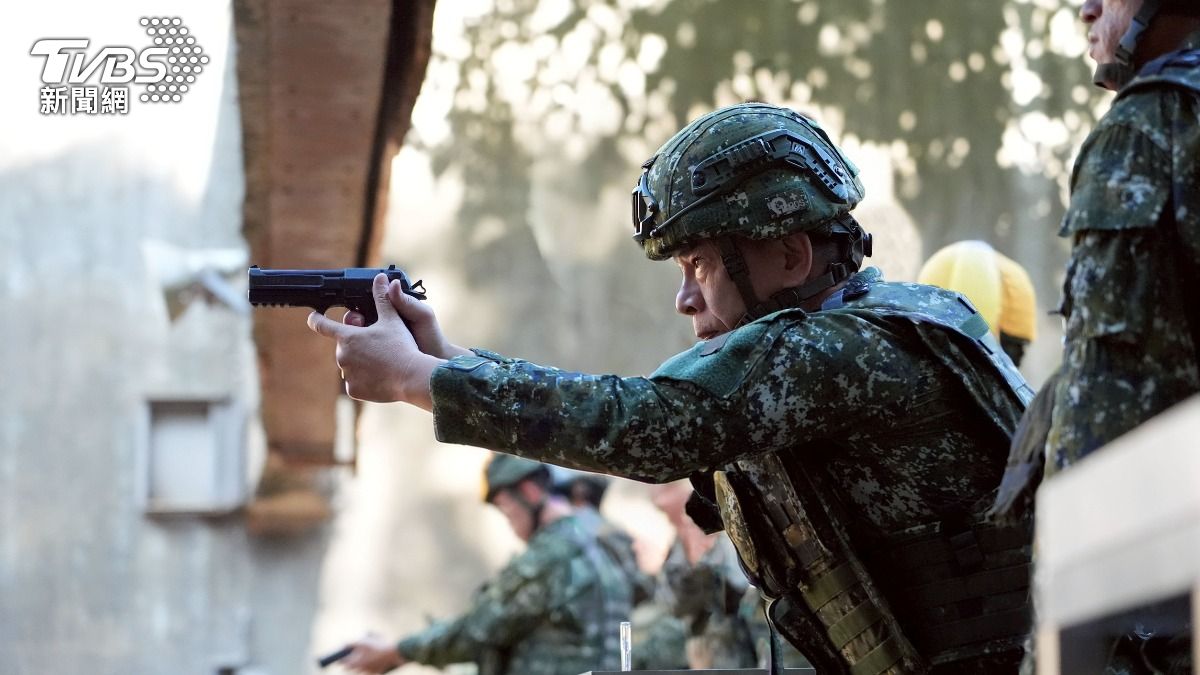 「將官盃」體能戰技賽登場,實施手槍射擊競賽。(圖/陸軍提供)