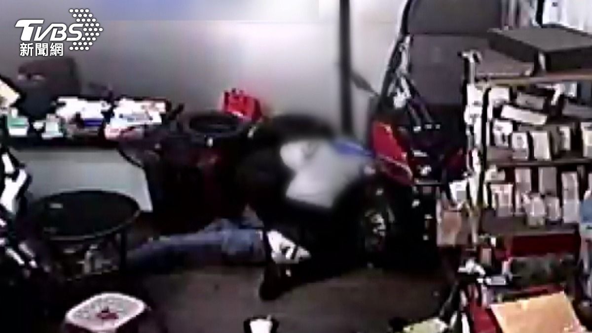 剛申請保護令!60歲女闖機車行持刀砍人 老闆小腿慘遭劃8公分。(圖/TVBS)