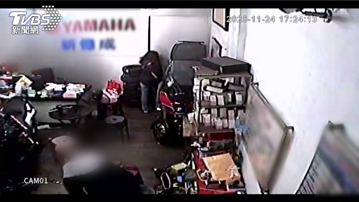 剛申請保護令!60歲女闖機車行持刀砍人 老闆小腿慘遭劃8公分。(圖/TVBS)