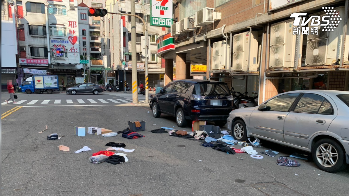 高雄街頭突然有衣服、雜物從天而降,散落一地還砸到路邊車輛。(圖/TVBS)