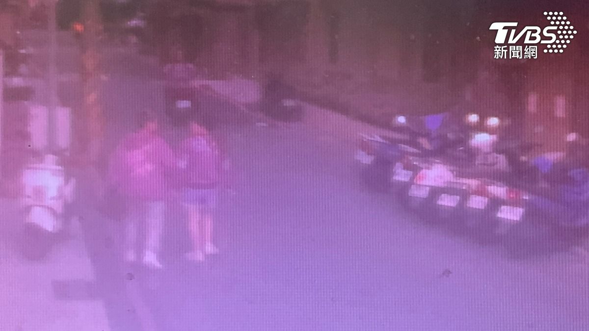 知道闖禍兩女急下樓落跑,雖然被砸車主暫不願追究,但警方要依公共危險傳喚說明。(圖/TVBS)