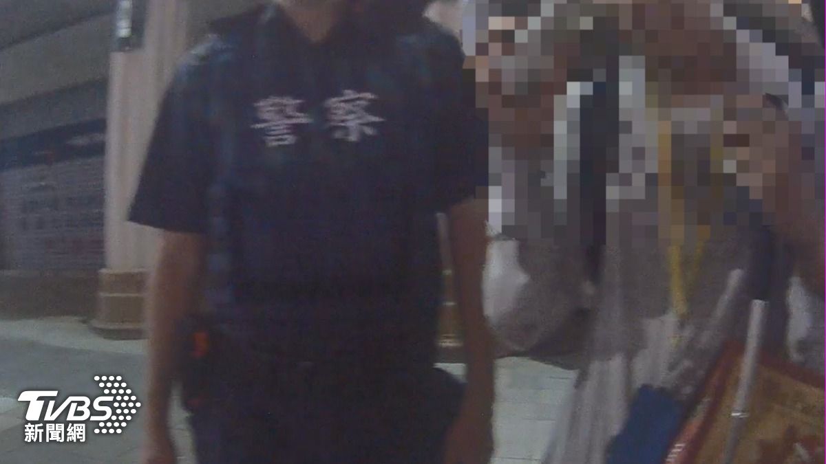視障者誤闖車道險撞 高雄警下車「肉身擋」引導:我是你的眼