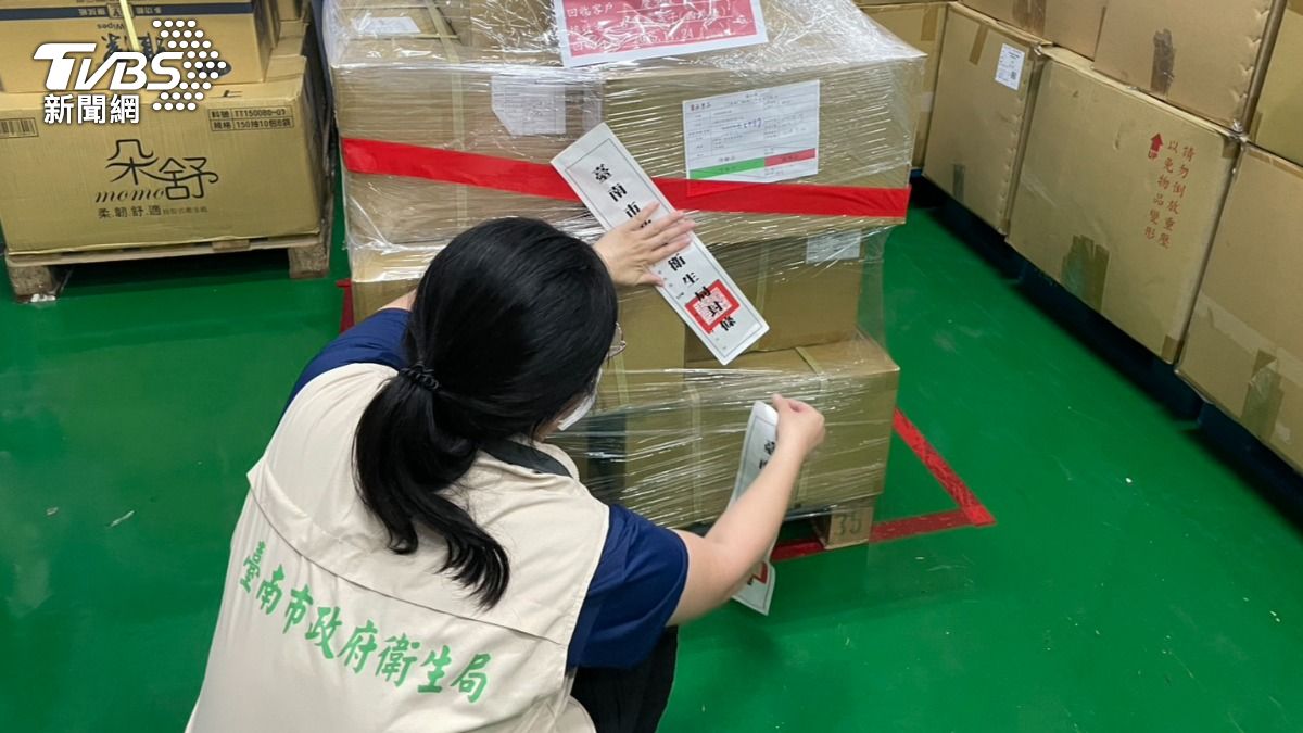 衛生局封存五千支潤唇膏。(圖/TVBS)