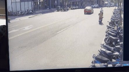 來車看到男子行為嚇到煞停。（圖／TVBS）