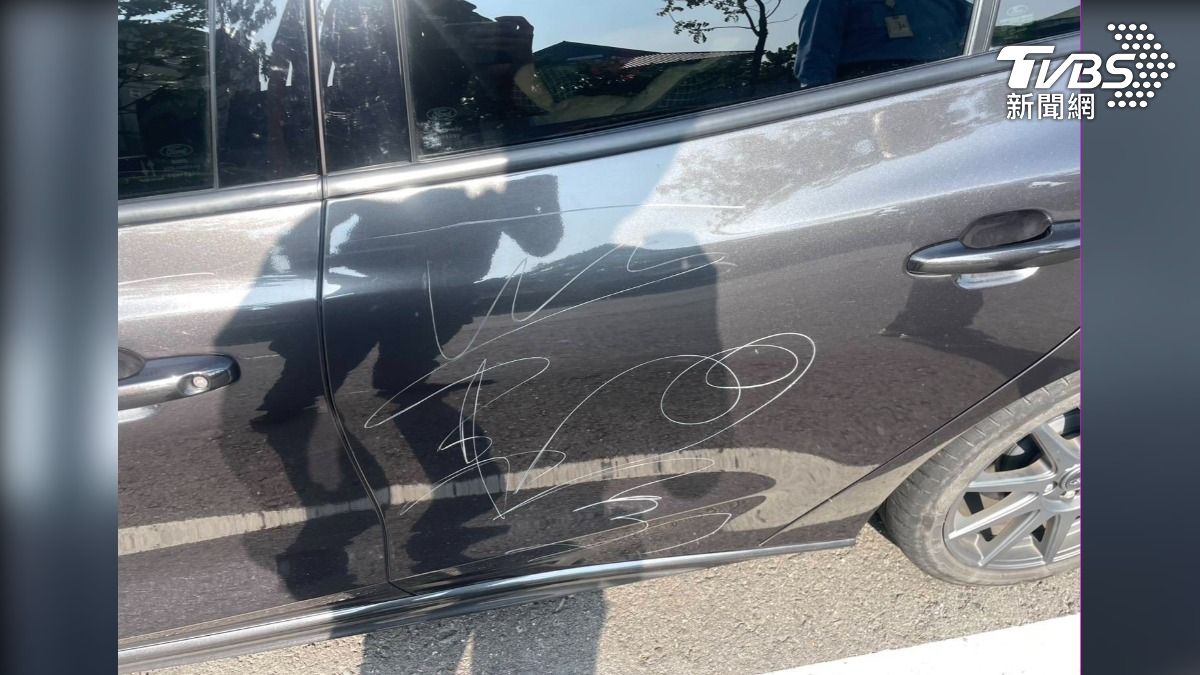 深色汽車的車門全被刮花，一道道白色線條，出現各種刮痕，車主下班看到好無奈（圖／TVBS）
