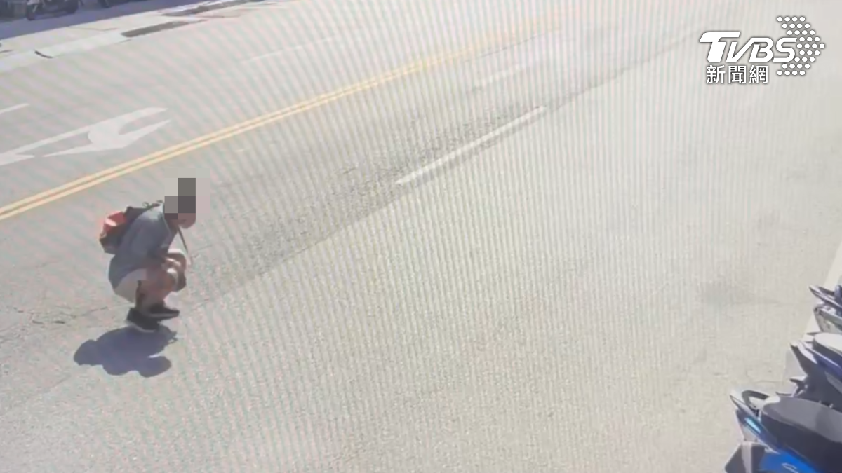 有片／馬路變體能場？短褲男青蛙跳還跨雙黃線　駕駛差點撞下去