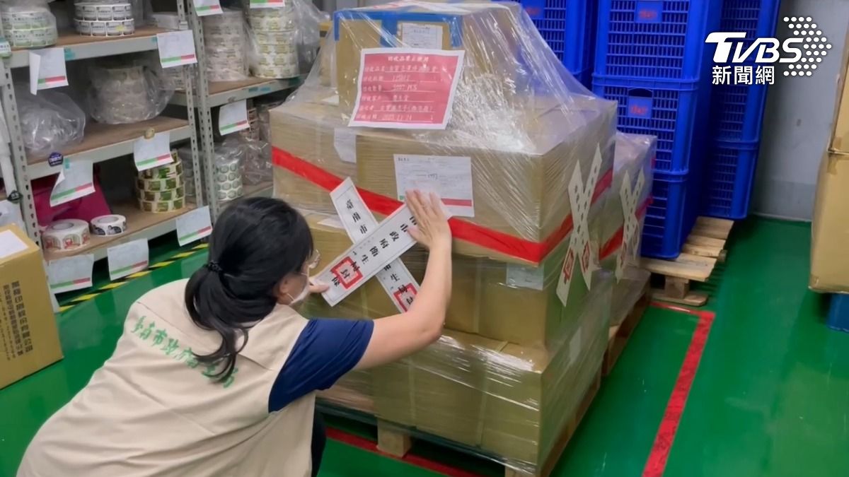 潤唇膏已經封箱,由衛生局人員貼上封條封存,業者發現潤唇膏原料當中疑似含有蘇丹紅4號(圖/TVBS)