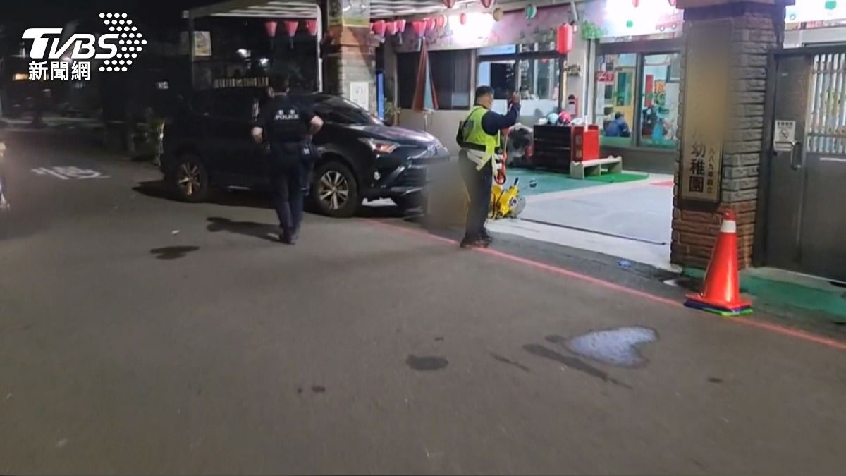 「感覺不適」欲停車竟昏倒！67歲駕駛撞上幼兒園前45歲女騎士送命。(圖／TVBS)