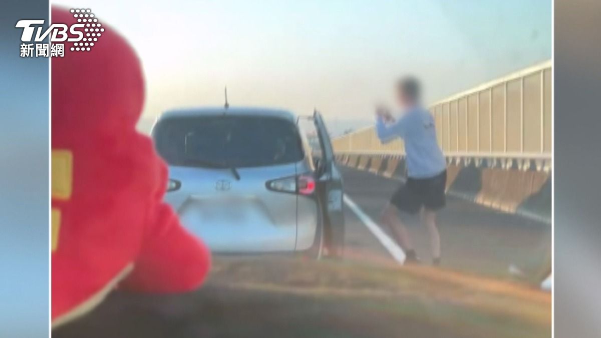 外籍男國道路肩跳舞,彰化男雙黃線青蛙跳,駕駛:這種行人該讓?。(圖/民眾提供)