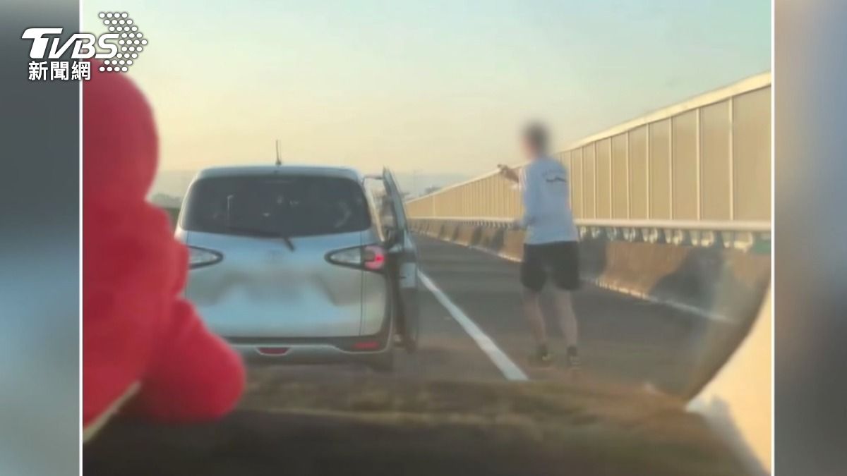 目擊者懷疑車上人員可能都喝醉了,上車後,車輛仍然左右飄移。(圖/民眾提供)