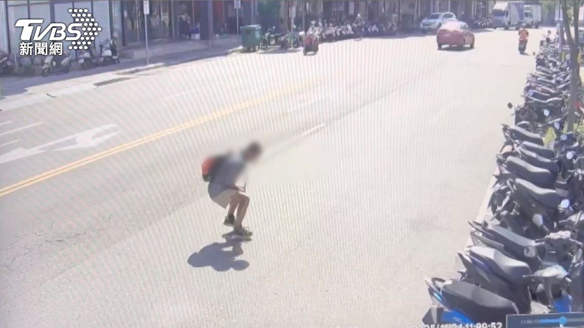 一名約40歲的男子被目擊在馬路上做青蛙跳,行為十分危險。(圖/民眾提供)