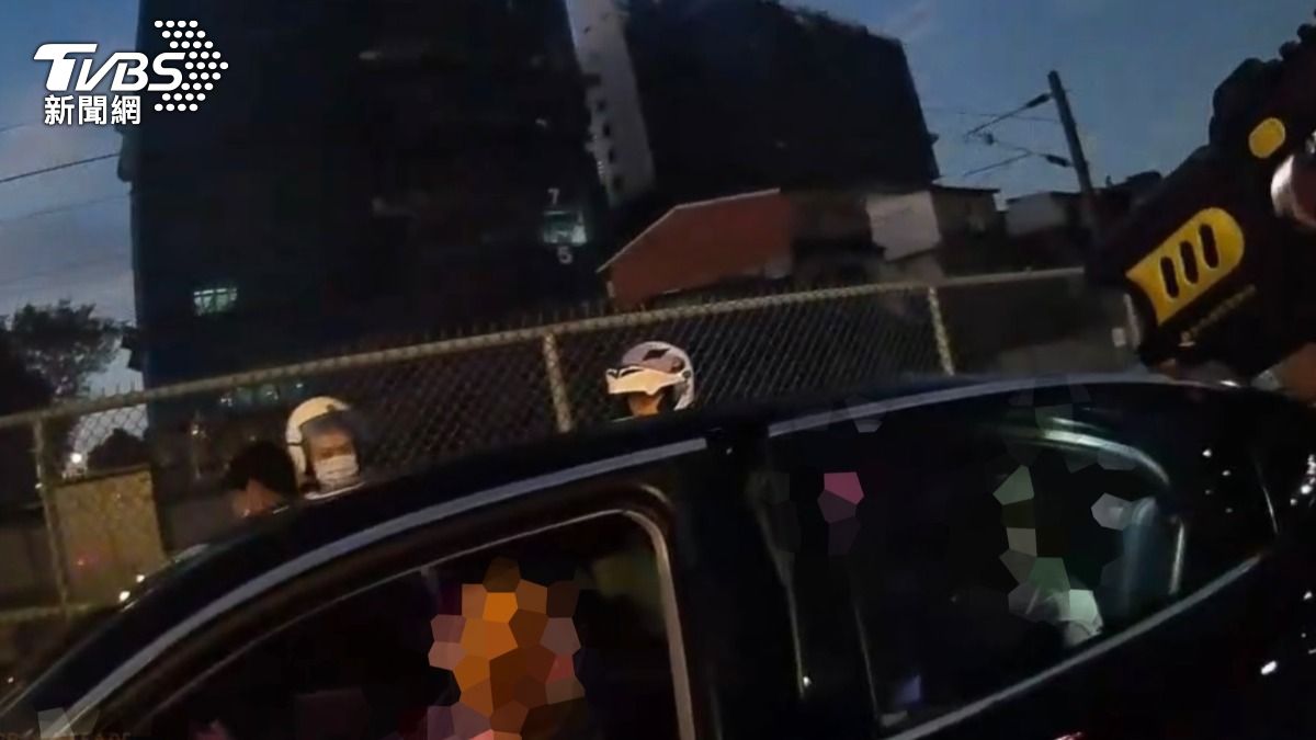 張所長持電擊槍戒備。(圖/TVBS)