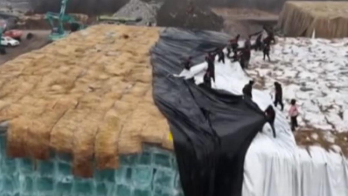 黑龍江哈爾濱知名觀光地「冰雪大世界」正式開工，第一步就是先把覆在冰塊山上的「棉被」層層掀開。（圖／央視）