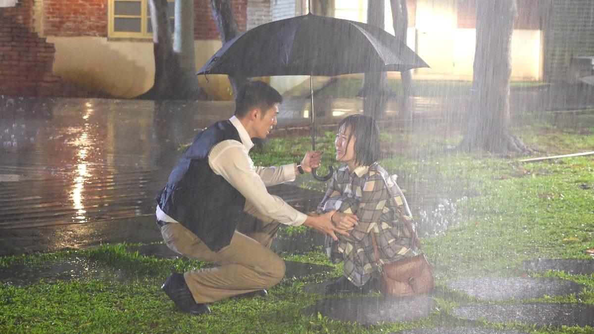 王盈凱(左)劇中終於向何宜珊(右)求婚成功。(圖/台視提供)