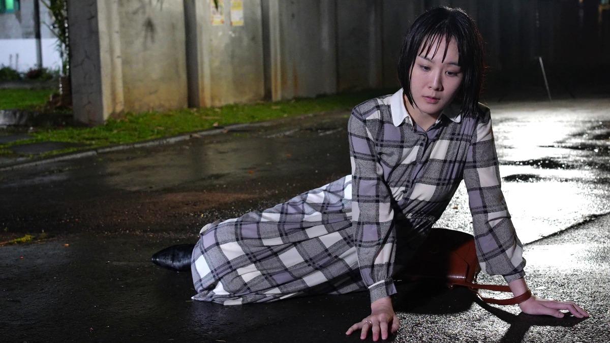 何宜珊失戀淋雨戲拍了整個晚上。(圖/台視提供)