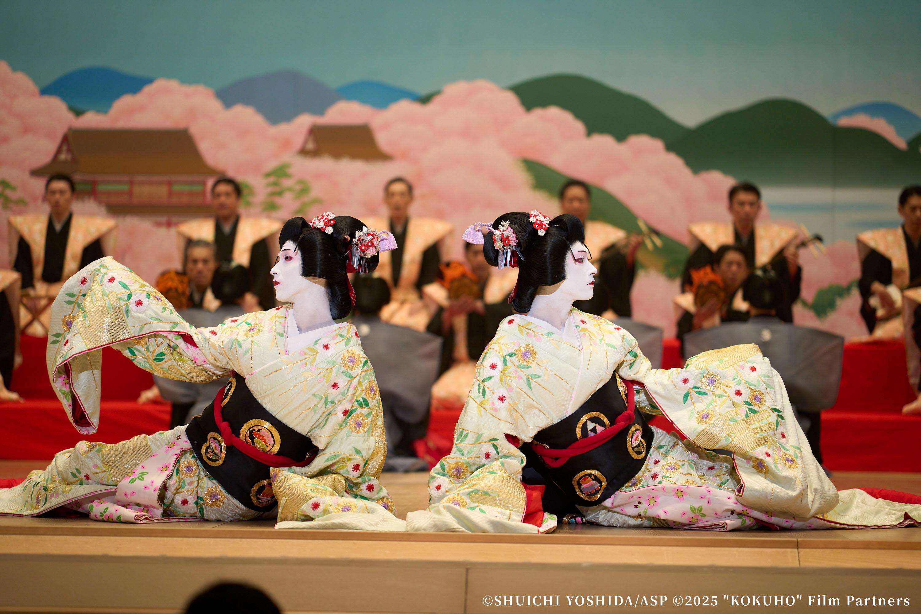 片岡龜藏最後演出的劇目就是出現在《國寶》中的《京鹿子娘道成寺》。(圖/傳影互動提供)