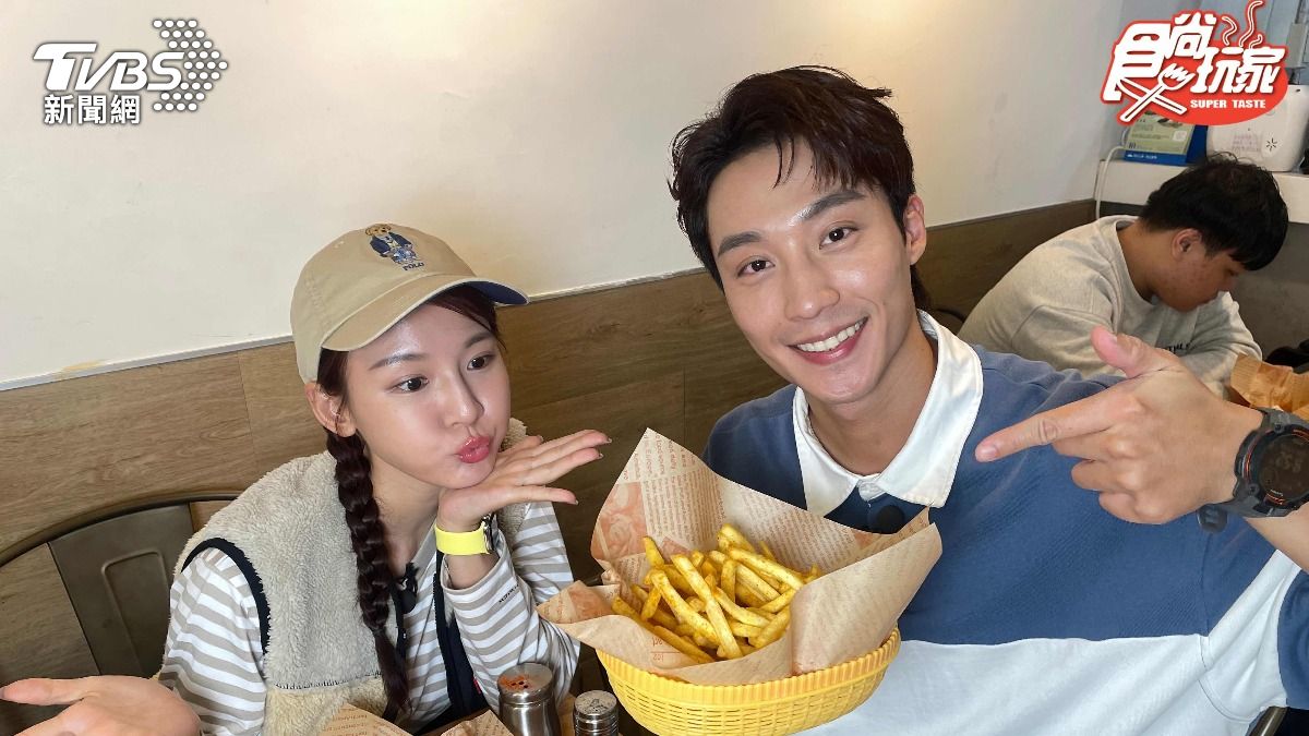 林莎、卞慶華狂嗑深夜美食。(圖/TVBS)