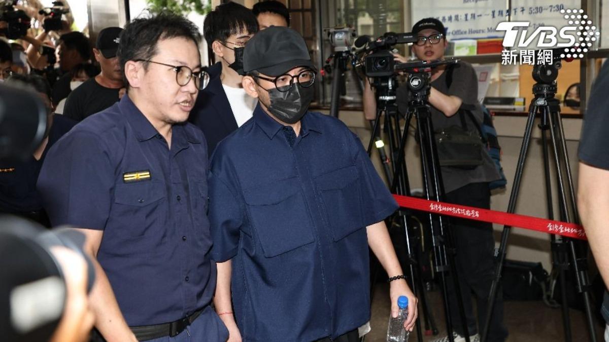 黃子佼案扯出「創意私房」!會員員警、教師涉偷拍散布 遭判刑