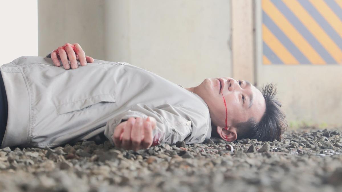 八點檔男星慘死輪下！遭撞倒在泥濘快失溫　陳家逵回憶戲哭到崩潰