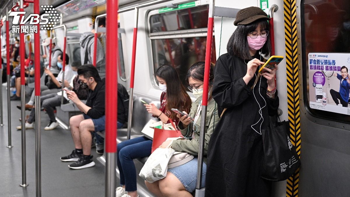 港鐵女乘客突暈倒!「1原因」拒絕就醫 網哀:社畜還是奴隸