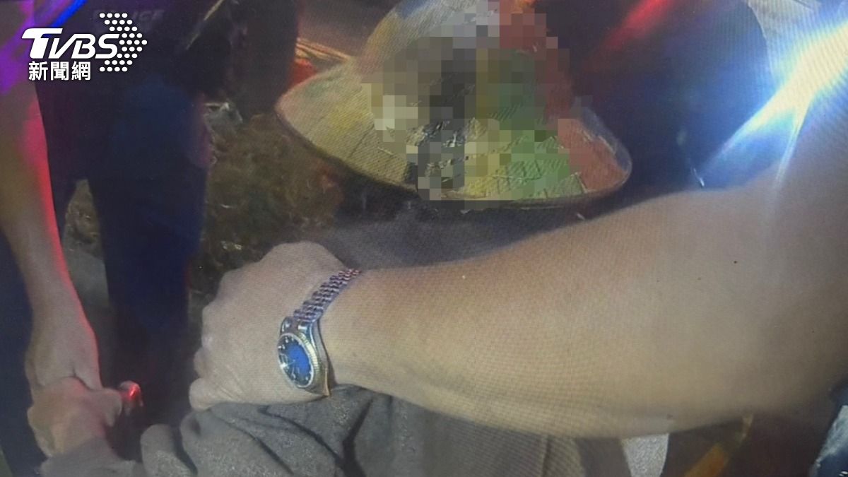 員警安撫老婦情緒，再合力將她與三輪車推離快車道。（圖／TVBS）