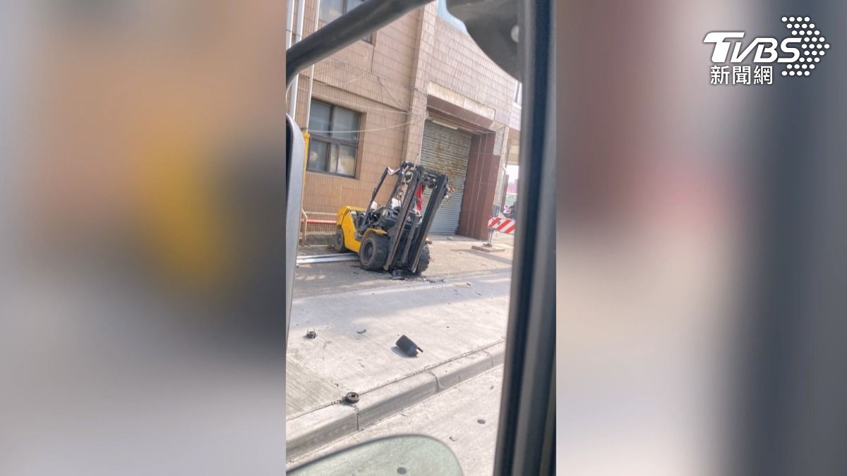 海霸王高雄分公司，外包商吊掛堆高機，從四樓連人帶車墜落1死。（圖／TVBS）