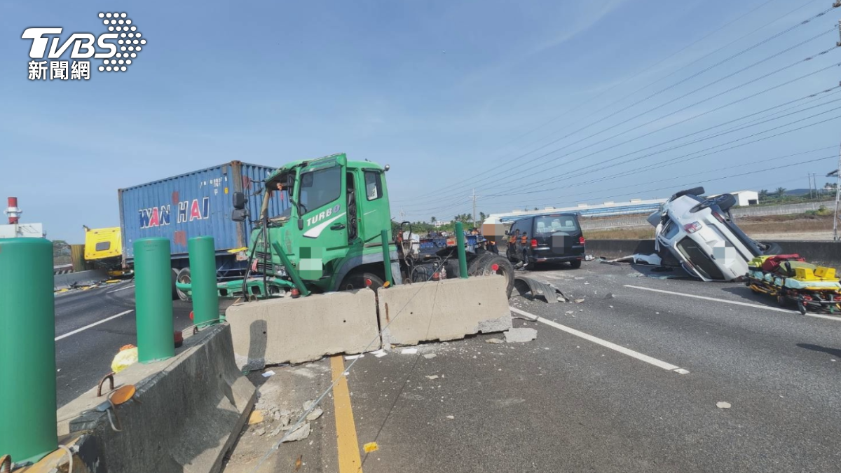 聯結車為了閃車，衝撞化學槽車後又失控衝到對向車道，導致四車連撞，造成4人受傷。（圖／TVBS）