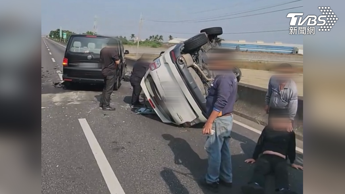 事故現場一片混亂，多輛車輛嚴重受損，其中一輛白色自小客車整輛翻覆90度，還有傷者嘴角滲血癱坐在地。（圖／翻攝記者爆料網）