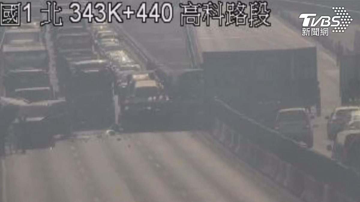 這起車禍導致國道北向內側及中線車道，以及南向的內線車道一度封閉。（圖／TVBS）