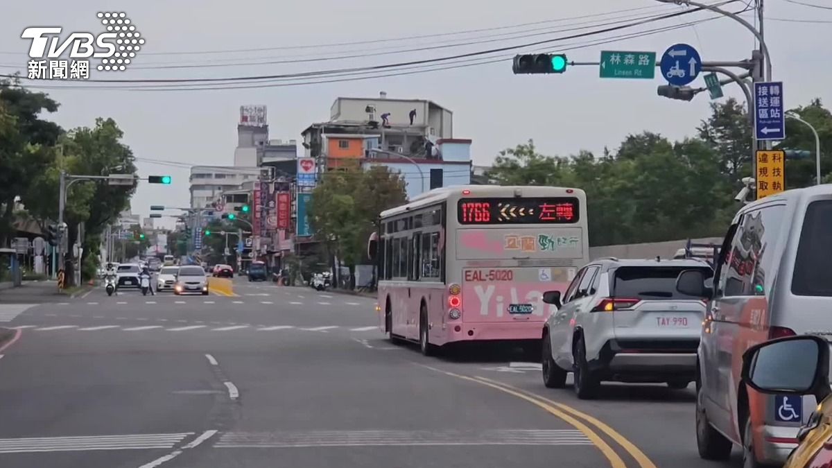學生控有人揮手,1766公車司機連2站沒停。(圖/TVBS)