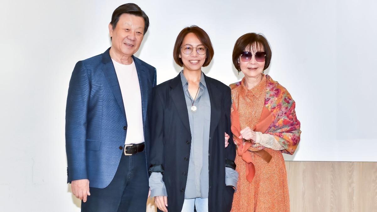 寇世勳(左起)、新銳導演宋康欣、資深演員歸亞蕾出席電影《拾光》殺青記者會。(圖/光譜映像提供)